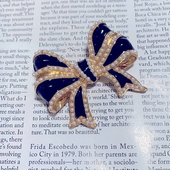 Black pearlized bow brooch gold tone - Picture 2 of 10